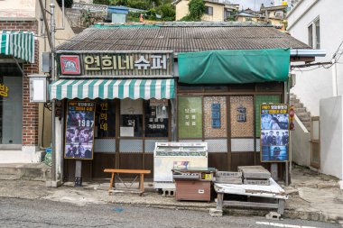 Güney Kore, Mokpo 'daki Seosandong köyündeki Yeonghee süpermarketinde.