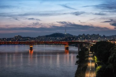 Seul Namsan Kulesi üzerinde gün batımı ve Han Nehri üzerindeki Seongsu köprüsü manzarası. Seul, Güney Kore 'de çekildi.