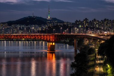 Seul Kulesi ve geceleri Han nehri üzerindeki Seongsu Köprüsü manzarası. Seul, Güney Kore 'de çekildi.