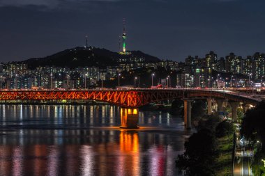 Seul Kulesi ve geceleri Han nehri üzerindeki Seongsu Köprüsü manzarası. Seul, Güney Kore 'de çekildi.