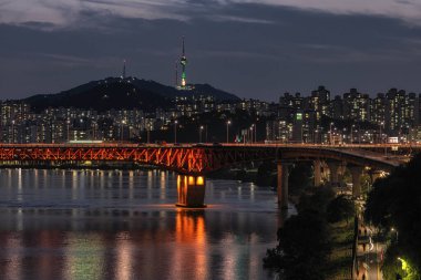 Seul Kulesi ve geceleri Han nehri üzerindeki Seongsu Köprüsü manzarası. Seul, Güney Kore 'de çekildi.