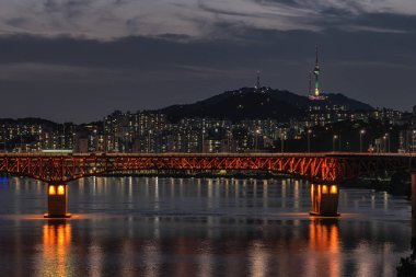 Seul Kulesi ve geceleri Han nehri üzerindeki Seongsu Köprüsü manzarası. Seul, Güney Kore 'de çekildi.