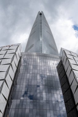 Seul, Güney Kore 'deki Lotte Dünya Kulesi gökdeleni binanın hemen altından ele geçirildi..