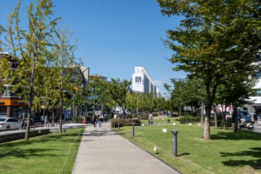 Yeonnamdong Gyeongui Hattı Orman Parkı yan taraftaki çeşitli işletmelerle yol ve park manzarası oluşturdu. 19 Eylül 2020 'de Güney Kore, Seul' de çekildi.