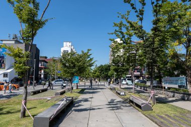 Yeonnamdong Gyeongui Hattı Orman Parkı yan taraftaki çeşitli işletmelerle yol ve park manzarası oluşturdu. 19 Eylül 2020 'de Güney Kore, Seul' de çekildi.