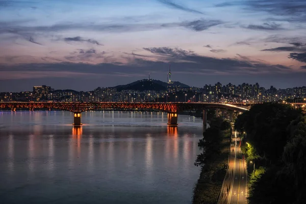 Nソウルタワーと漢江の上の夜に松橋の景色 韓国ソウルで撮影 — ストック写真