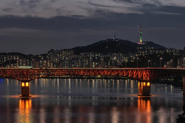 Torre Seúl Vista Del Puente Seongsu Por Noche Sobre Río — Foto de Stock
