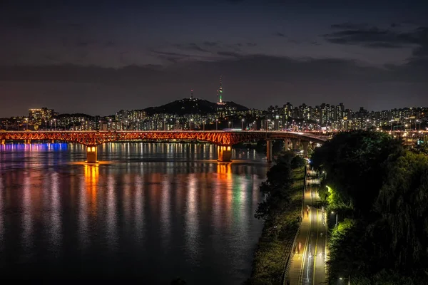 Сеульская Башня Вид Мост Сонсу Ночью Через Реку Хань Снято — стоковое фото