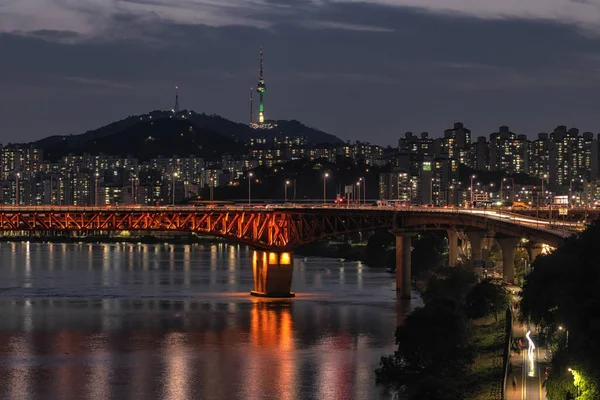Seul Kulesi ve geceleri Han nehri üzerindeki Seongsu Köprüsü manzarası. Seul, Güney Kore 'de çekildi.