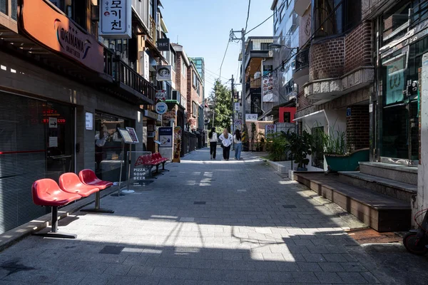 ソウル 韓国の延南洞路地に沿って様々な店やレストラン 2020年9月19日撮影 — ストック写真