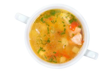 Beyaz arka planda somonlu balık çorbası.