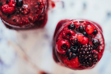 Böğürtlen püresi ile chia tohumları. Üst Manzara. yatay yönelim