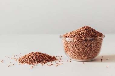 Beyaz bir masada cam bir kasede karabuğday. kopyalama alanı