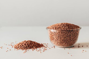 Beyaz bir masada cam bir kasede karabuğday. kopyalama alanı