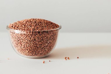 Beyaz bir masada cam bir kasede karabuğday. kopyalama alanı