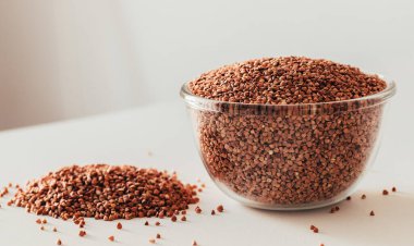 Beyaz bir masada cam bir kasede karabuğday. kopyalama alanı