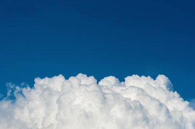 Arka plan kullanımı için mavi gökyüzü ve beyaz bulutun gündüz görüntüsü. (yatay)).