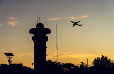 gökyüzü siluet uçağa radar Kulesi arka plan kullanım için günbatımı zamanında.
