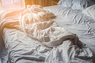 Dağınık yatak otel odasında görüntüsünü.