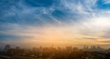 Tayland 'ın Bangkok şehrinde sabah saatinin silueti. Arka planda mavi gökyüzü var.
