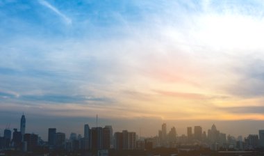 Tayland 'ın Bangkok şehrinde sabah saatinin silueti. Arka planda mavi gökyüzü var.