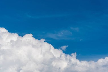 Arka plan kullanımı için mavi gökyüzü ve beyaz bulutun gündüz görüntüsü. (yatay)).