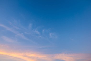 Arka plan kullanımı için mavi gökyüzü ve beyaz bulutun gündüz görüntüsü. (yatay)).