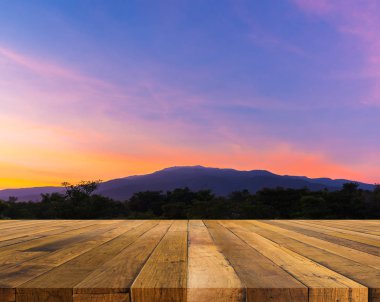 ahşap masa ve DOI Suthep dağ Chiang Mai, Tayland akşam alacakaranlık rengi üzerinde sky ile görüntü.