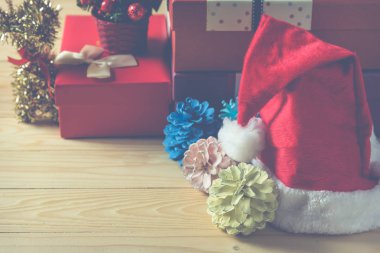 Vintage sesi görüntü Noel renkli ışık çam ağacı ile süs ve dekorasyon ahşap masa üzerinde değişir.