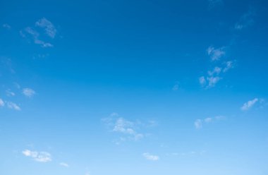 Arka plan kullanımı için mavi gökyüzü ve beyaz bulutun gündüz görüntüsü. (yatay)).