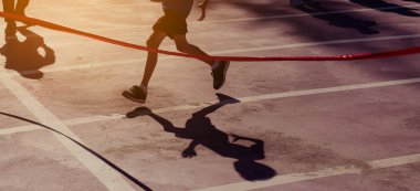 Çocuklar kazanan bu geçiş ile bitiş çizgisine şerit siluet görüntüsü. (vintahe sesi)