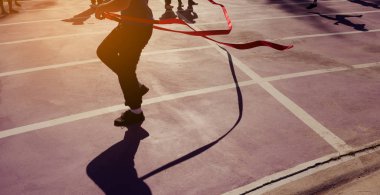 Çocuklar kazanan bu geçiş ile bitiş çizgisine şerit siluet görüntüsü. (vintahe sesi)