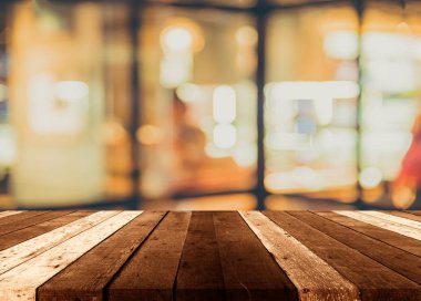 Arkaplan kullanımı için ahşap masa ve bulanık restoran yüzeyine seçici odaklı ton görüntüsü.