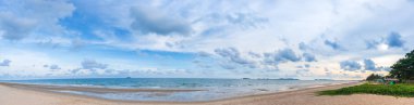 Güneşli bir günde Chakphong, Pae-Klang yolu, Klaeng Bölgesi, Rayong Tayland 'daki Mae Pim Plajı' nın panorama görüntüsü.