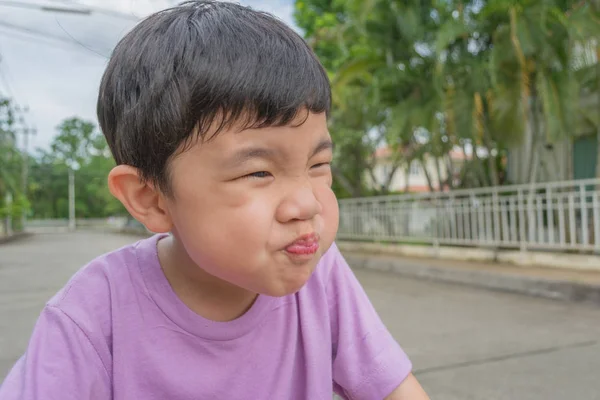 Wizerunek Szczęśliwy Chłopiec Azjatyckich Śmieszną Twarz Ulicy Parku — Zdjęcie stockowe
