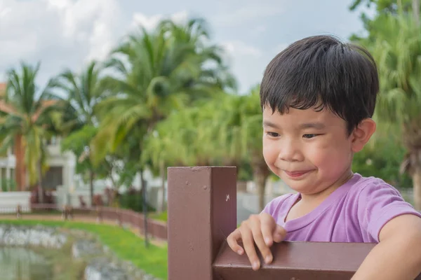 Imagen Niño Asiático Feliz Con Cara Divertida Calle Parque — Foto de Stock