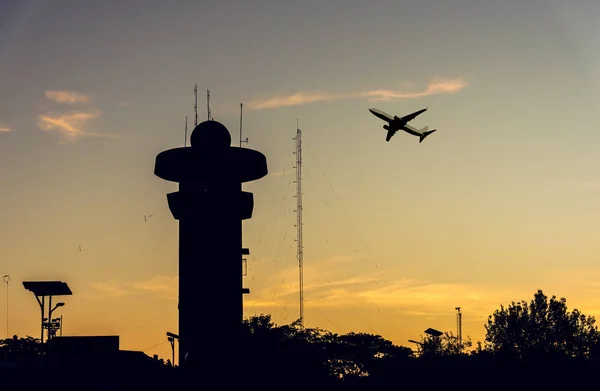 Silhouette Plane Sky Radar Tower Sunset Time Background Usage — Stock Photo, Image