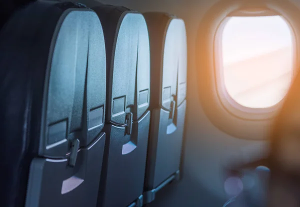空に飛行機の窓からの眺めの画像 — ストック写真