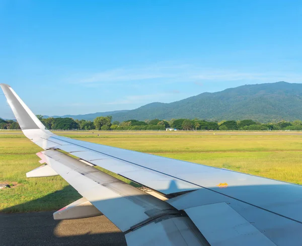 翼と青空の背景を参照してくださいに飛行機の窓からの眺めの画像 — ストック写真