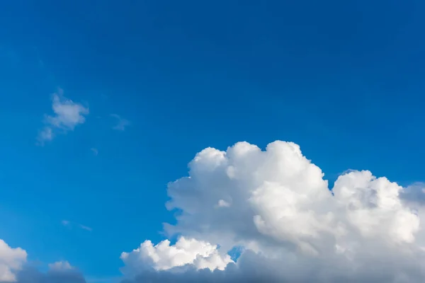 ภาพของท องฟ าและเมฆส ขาวในเวลากลางว าหร บการใช งานพ นหล แนวนอน — ภาพถ่ายสต็อก