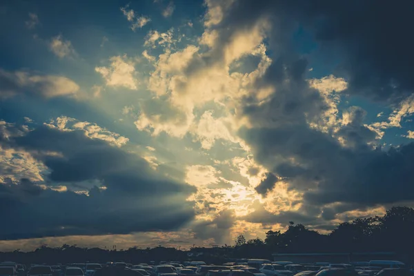 Park alanı için arka plan kullanım gökyüzü üzerinde güneş Crepuscular ray(beam) ile içinde otomobil imajını Vintage sesi.