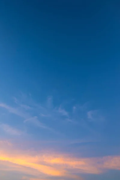 Kép Kék Fehér Felhő Nappal Háttérhasználat Függőleges — Stock Fotó