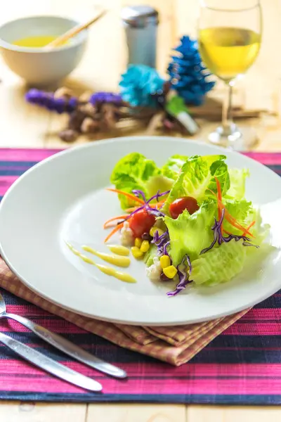 Görüntü Taze Sağlıklı Salata Ahşap Masa Üzerinde Beyaz Şarap Dikey — Stok fotoğraf