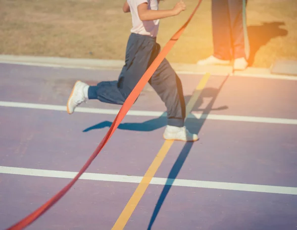 Close Beeld Van Rood Lint Bij Finish Met Kids Winnaar — Stockfoto