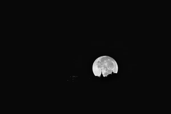 Silueta Imagen Gran Luna Wat Phra Que Doi Suthep Templo — Foto de Stock