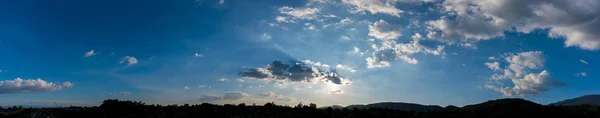 Panoramabild Von Blauem Himmel Und Berg Hintergrund Bei Doi Suthep — Stockfoto