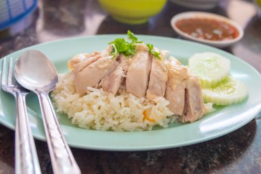 Tay tarzında tavuk pilav ile haşlanmış..