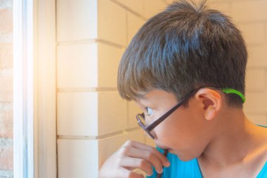 çocuk tarafından plastik saman süt emmek .