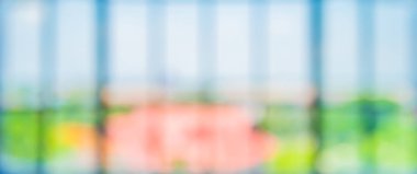 Yüksek görünümünde office, gökyüzü ve şehir görünümünde bulanık windows.