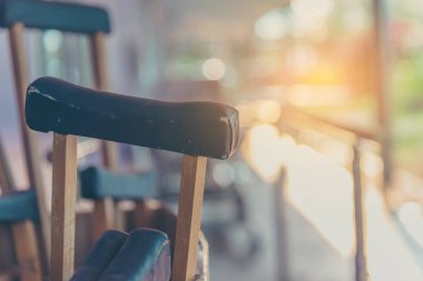 görüntü gün saat hastanede koltuk değnekleri .